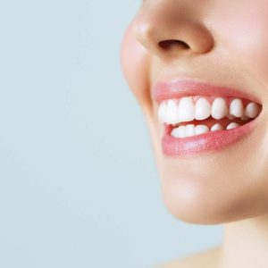 sonrisa-perfecta-dientes-sanos-mujer-joven-blanqueamiento-dental-cuidado-dental-concepto-estomatologia